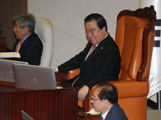 문희상 국회의장이 5일 오전 국회 본회의장에서 열린 자유한국당 김성태 원내대표의 교섭단체 대표연설을 듣고 있다.   연합뉴스